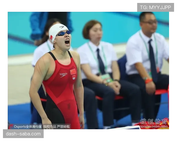 傅园慧又在泳池边啃鸡腿了，这自律和放纵的切换也太真实了吧