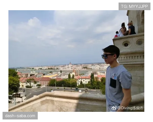 练俊杰连喝个咖啡都像顶流明星，钱包鼓得快比球场上还澎湃了